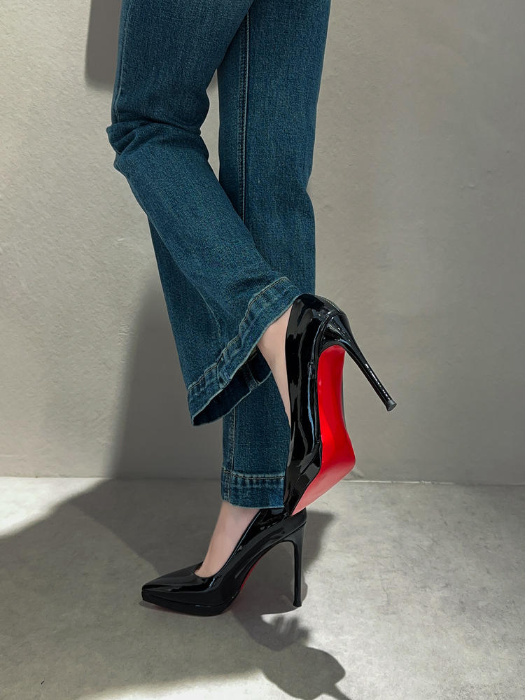 ดำ (พื้นแดง)