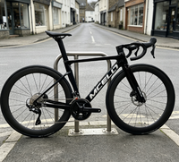 Vélo de route personnalisé en fibre de carbone légère avec 24 vitesses, freins à disque, câblage interne et jeu de roues en carbone pour la course sportive masculine