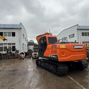 Excavatrice sur chenilles Doosan DX140LC-9C d'occasion, couleur orange, moteur diesel, équipement de construction lourd - Product Image 3