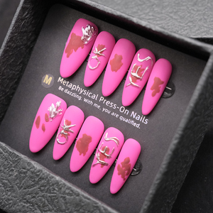 Handgemachte <span class=keywords><strong>Neon</strong></span> Pink Matte Stiletto Lange Spitzen Drücken Sie auf Falsche Nägel 3D Metallic Letters Französischer Stil Hochwertiger Weicher Großhandel