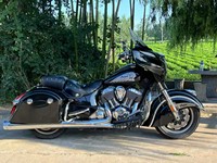 Motocyclette de tourisme Indian Roadmaster V-Twin, carénage complet noir chromé