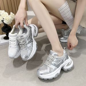 Zapatillas de Plataforma con Suela Gruesa Plateadas de Moda, Transpirables de Malla para Verano 2026, Zapatos Deportivos Casuales Ligeros de Suela Blanda para Mujer - Product Image 1