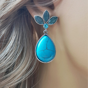 Orecchini Creativi a Goccia con Petali di Fiori e Accenti Colorati, Design Vintage, Accessori di Moda per Donne - Product Image 3
