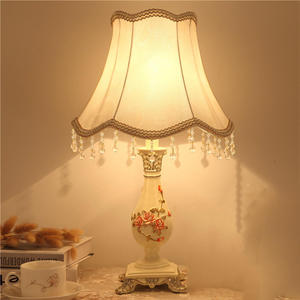 Lampe de <span class=keywords><strong>table</strong></span> décorative en tissu rétro européen, hôtels <span class=keywords><strong>et</strong></span> villas de luxe français, lampe de chevet créative postmoderne à LED pour chambres à coucher - Product Image 2