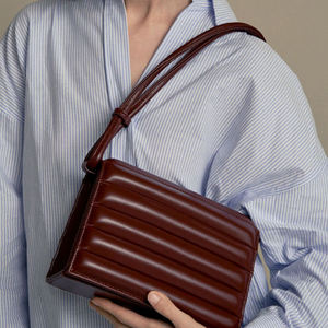Bolso cuadrado pequeño con correa de hombro con nudo a rayas de diseño coreano, con textura moderna, bolso de hombro para llevar debajo del brazo - Product Image 3