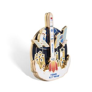 Pin de Solapa/Badge con Diseño de Estación Espacial Multicapa, Souvenir Promocional para Grandes Eventos - Product Image 1