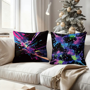 色彩鲜艳的抽象图案抱枕为温馨的客厅装饰增添节日气息，配有节日袜子和驯鹿角。 - Product Image 4