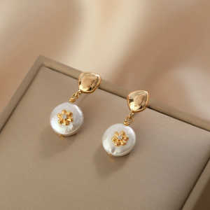 Boucles d'oreilles clous WENCHI pour femme, perles baroques 1601, motif fleur plate - Product Image 5