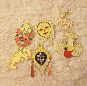 Broche de Aleación de Zinc de Primera Calidad con Diseño Artístico de Máscara Tibetana, Pin Coleccionable Creativo para Ropa y Bolsos - Product Image 1