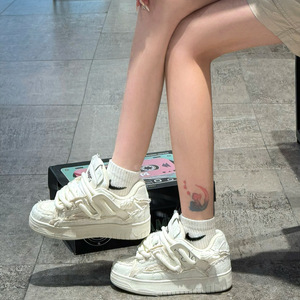 2025广州唯美系列厚底高架板鞋时尚白色步行风格男女情侣鞋 - Product Image 3