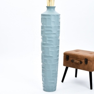 Grand vase de sol moderne avec un design texturé, en métal bleu, fait main, vase décoratif pour fleurs - Product Image 1