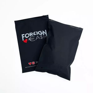 Bolsas de plástico resellables con cierre zip, negras mate, de 20x28 cm, con logo personalizado, para ropa de marca. - Product Image 4
