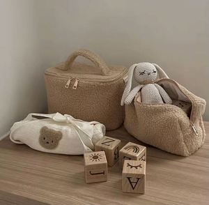 Muestra gratuita al por mayor, bolsa de cosméticos personalizada de peluche beige, bolsa de maquillaje portátil de lana para viaje, bolsa de maquillaje linda de gran capacidad. - Product Image 4