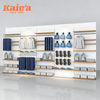Exhibidor de Ropa Deportiva para Hombre, Diseño Gratuito, Exhibidor de Pared de Metal para Tienda de Ropa Masculina, Diseño de Tienda de Ropa