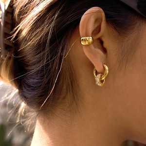 Pendientes de Aro Geométricos con Zirconia Cuadrada en Engaste de Bisel Dorado para Uso Diario para Mujer - Product Image 3