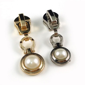 Kim loại dây kéo <span class=keywords><strong>puller</strong></span> dây kéo thanh trượt hợp kim dây kéo Thanh trượt cho ưa thích Túi xách biểu tượng tùy chỉnh màu sắc tự động khóa hợp kim kẽm 100 pcs - Product Image 1