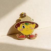 Badge en métal émaillé personnalisé avec personnage de dessin animé mascotte pour vêtements et sacs, idéal comme cadeau d'entreprise