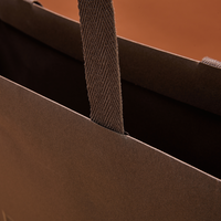 Bedruckte Geschenktüten aus mattem braunem Karton mit geprägtem Logo, luxuriöse Verpackung mit Tragegriffen aus Band für Kosmetikprodukte, individuelle Größen erhältlich.