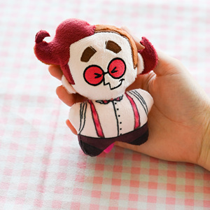 Jouets en peluche personnalisés à faible MOQ, figurines en peluche avec lunettes roses et bretelles, poupée miniature de 10 cm, pendentif en peluche à suspendre - Product Image 2