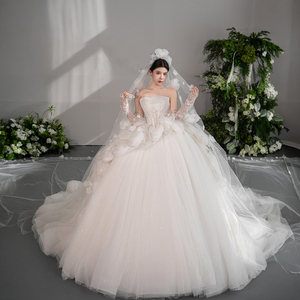 Vestido de Novia de Lujo Gt168 con Manga Larga, Escote Corazón, Espalda Descubierta, Encaje, Flores 3D, Estilo Princesa, Cola Capilla, Largo hasta el Suelo, Moderno - Product Image 1