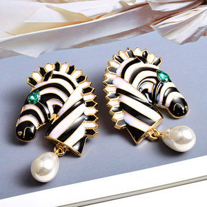 Orecchini Pendenti con Zebrate Smaltate, Strass e Perle Simulate per Donne, Gioielli di Moda Audaci e di Tendenza - Product Image 3