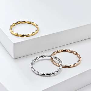 Anillo de titanio y acero geométrico minimalista estilo francés, banda lisa apilable a la moda, adecuado para uso diario. - Product Image 1