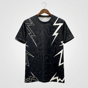 Camiseta Deportiva Sublimada Unisex, Negra, con Estampado Geométrico de Rayos, Cuello Redondo, Manga Corta, Secado Rápido, Poliéster, Personalizable para Softbol - Product Image 1