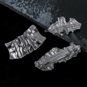 महिलाओं के लिए फैशन मेटल उत्तल सतह फोल्डिंग मिश्र धातु हेयर क्लिप्स हेडड्रेस स्वभाव प्लीटेड अनियमित हेयर क्लिप्स हेयरपिन - Product Image 2