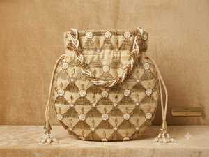 Bolsa Potli Dorada Bordada en Seda con Diseño Geométrico, Hecha a Mano por Artesanos Indios, Forma de Sillín, Cierre con Cordón, 1-1.9L - Product Image 3