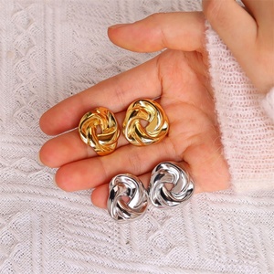 Pendientes de Acero Inoxidable Chapados en Oro, Personalizados, de Moda, Sin Deslustre, con Diseño Hueco Irregular - Product Image 3