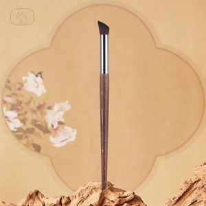 Brocha Angulada para Contorno de Nariz Horseshoe de 17 mm con Fibras Sintéticas y Mango de Madera para Corrector e Iluminador - Product Image 1
