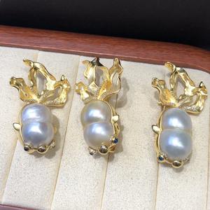 Broche pendentif poisson doré double usage, perles jumelées surdimensionnées, bijoux en argent pur - Product Image 1