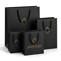 Sac de shopping en papier de luxe avec poignée en ruban satiné, logo monogramme en or mat imprimé sur mesure, emballage cadeau pour boutique