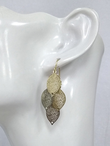 Boucles d'oreilles de feuillage creux d'épissage classique à la mode Boucles d'oreilles populaires pour femmes de tempérament exquis et élégant - Product Image 5