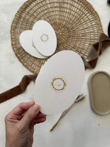 Papelería de boda, tabla de asientos ovalados plegables, papel elegante doblado, hoja de oro, Monograma, mesa de invitación, tarjetas de menú de lugar - Product Image 2