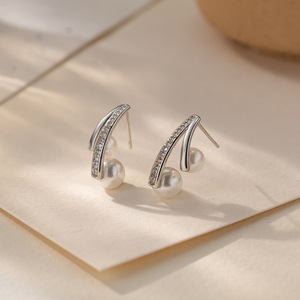 Boucles d'oreilles à clous en perles plaquées or pour femmes, design géométrique, tendance pour les trajets quotidiens, style européen et américain - Product Image 4