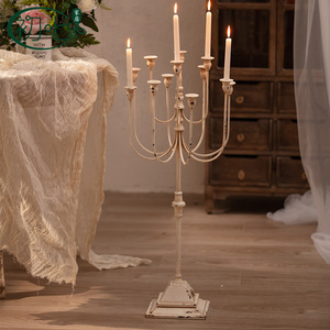 Candelabro Romántico Francés, Adorno Decorativo de Hierro Vintage, Base Cuadrada, Accesorio para Fotografía de Bodas, Color Blanco Claro - Product Image 1