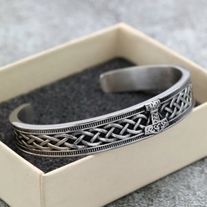 Pulsera nórdica retro de acero inoxidable para hombre, con diseño de martillo de Thor en forma de C, regalo de joyería para combinar con ropa. - Product Image 4