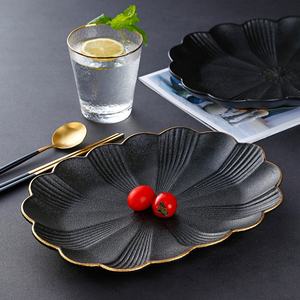 Plato Ovalado <span class=keywords><strong>de</strong></span> Cerámica Negro Mate con Borde Dorado, Apto para Microondas y Lavavajillas, Creativo Plato para Servir Sushi y Pescado para el Hogar - Product Image 1