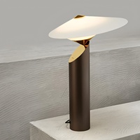 Lampe de table de designer italien, simple et créative, pour salon, bureau, chambre à coucher, modèle nordique, décoration d'hôtel, lumière d'ambiance