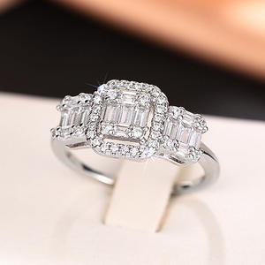 Anello di Fidanzamento da Donna in Oro Bianco con Diamante Taglio Smeraldo Naturale Colore D e Diamanti Laterali - Product Image 5