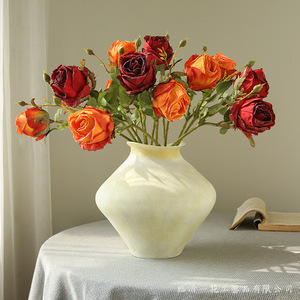 Bouquet de roses artificielles Yihua Floral Art, fleurs en soie, décoration moderne et simple pour la maison, style européen, décoration de Noël - Product Image 1
