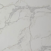Dalle de pierre de quartz blanc avec veines grises dorées pour comptoir de cuisine, surface de lavabo artificielle, panneau mural