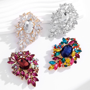 Broche en alliage écologique, style royal, exquise, en filigrane, avec émeraudes, rubis, strass et cristaux multicolores - Product Image 5