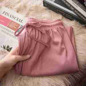 กางเกงขายาวผ้าไอซ์ซิลค์ทรงหลวมสำหรับผู้หญิง กางเกงลำลองใส่สบายสำหรับฤดูร้อน ทรงตรง มีจีบ ระบายอากาศได้ดี เหมาะสำหรับใส่ทำงานหรือใส่ลำลอง มีเชือกผูกเอว - Product Image 4