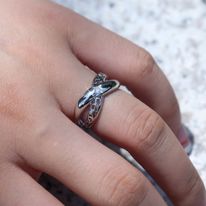 Anello da Donna Minimalista Liscio a X Traforato, Gioiello da Mano per Uso Quotidiano - Product Image 5