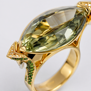 Anello con accento verde a forma di marquise, design classico, per donna - Product Image 4