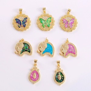 <span class=keywords><strong>Collana</strong></span> <span class=keywords><strong>con</strong></span> ciondolo a forma di elefante placcato oro <span class=keywords><strong>con</strong></span> micro pavé di zirconi e intarsio di opale scintillante, simbolo di buona fortuna, ideale come regalo per la famiglia. - Product Image 3