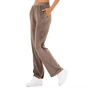 Ensemble trois pièces pour femme avec logo personnalisé, style décontracté sportif, comprenant un crop top, un sweat à capuche zippé et un pantalon de survêtement taille haute à jambe droite en velours - Product Image 4