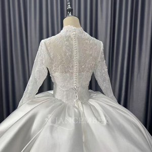 Robe de mariée Lscm111 moderne et élégante, blanche, à manches longues, avec appliques en dentelle, corset perlé, en satin, coupe princesse, avec traîne chapelle - Product Image 4